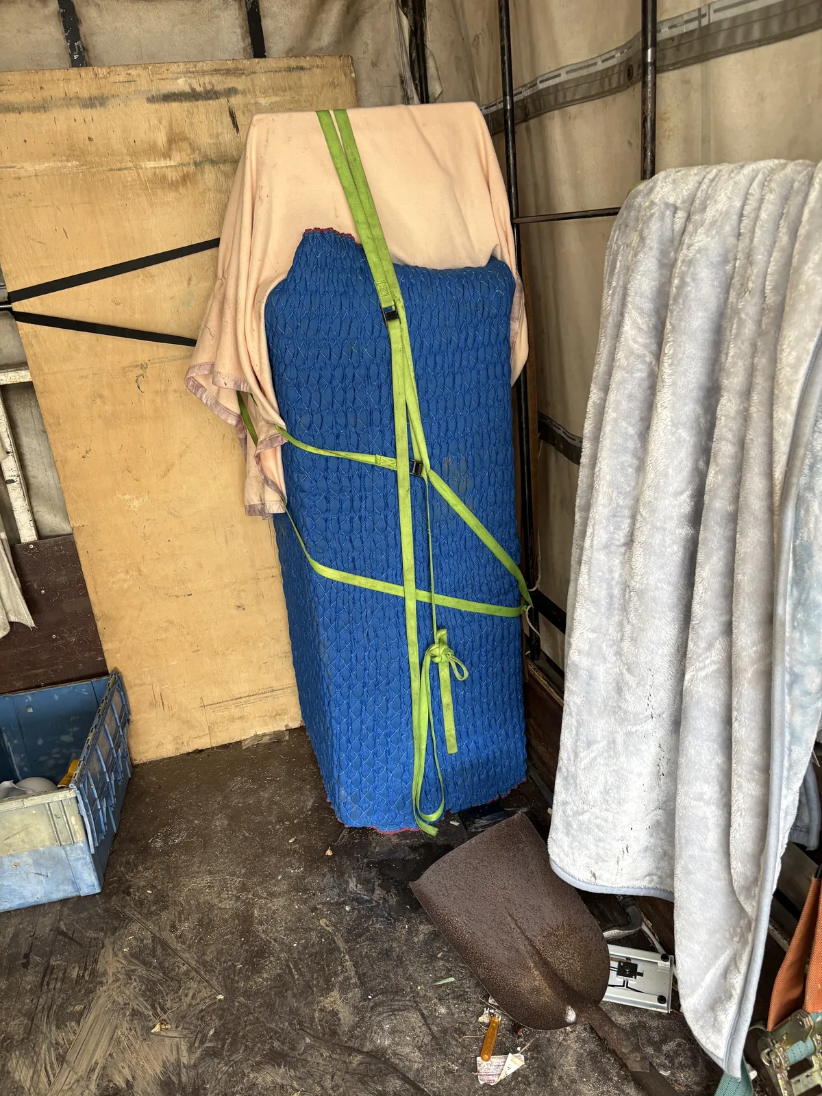 キッチン用品の仕分け作業